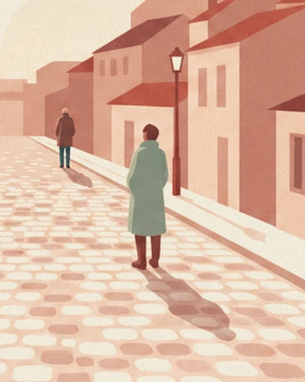 Le passant au manteau vert d'eau sur les pavés roses, un lampadaire et un autre promeneur au loin