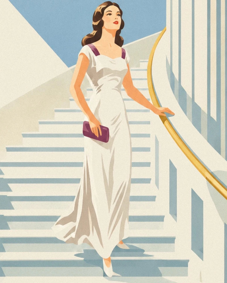 Une femme en robe ivoire, pochette violette à la main, sur le grand escalier