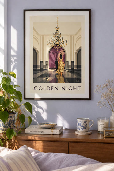 Poster Frau im goldenen Paillettenkleid unter einem Ballsaal-Kronleuchter: gerahmt an der Wand