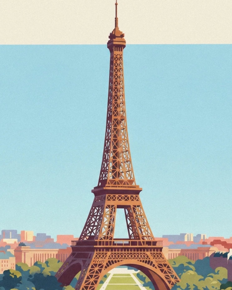 Der Eiffelturm mit seinen ockerfarbenen Streben vor blauem Himmel über den Dächern von Paris