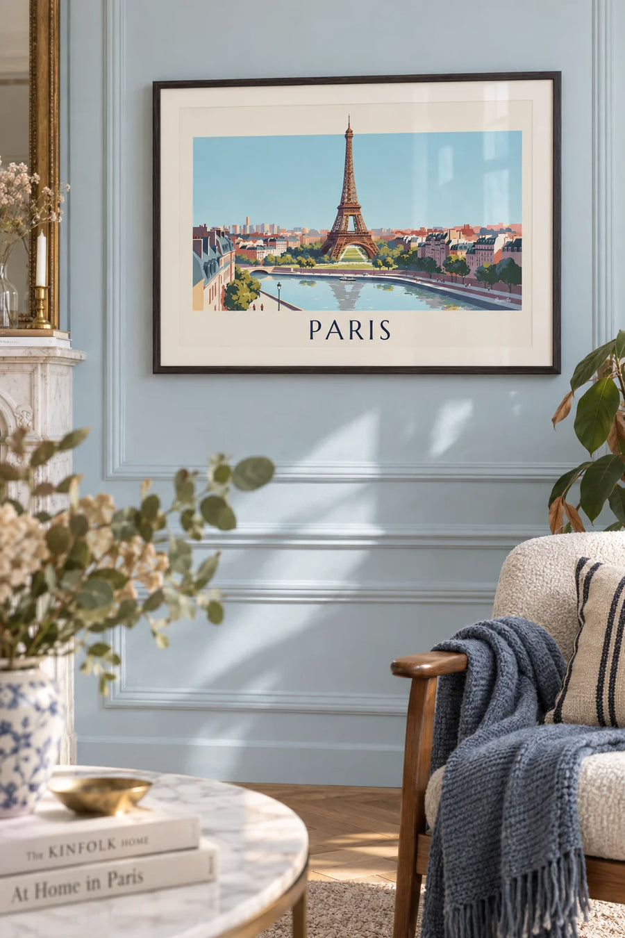 Affiche avion à hélices survolant la tour Eiffel à Paris : encadrée au mur