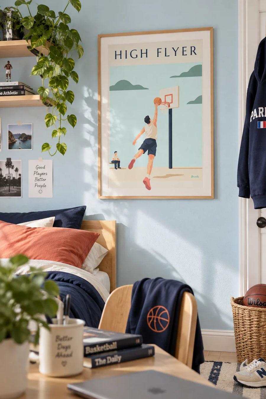 Poster mit Basketballspieler im Flug zum Korb für einen Dunk: gerahmt an der Wand