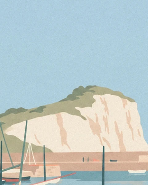 La falaise claire coiffée de verdure, derrière la digue et les mâts du port
