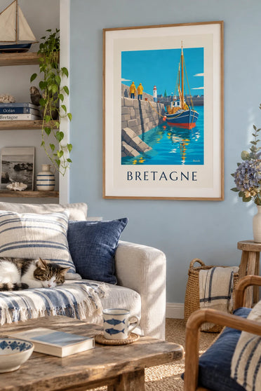 Poster bretonisches Fischerboot bei der Einfahrt in den Granithafen: gerahmt an der Wand