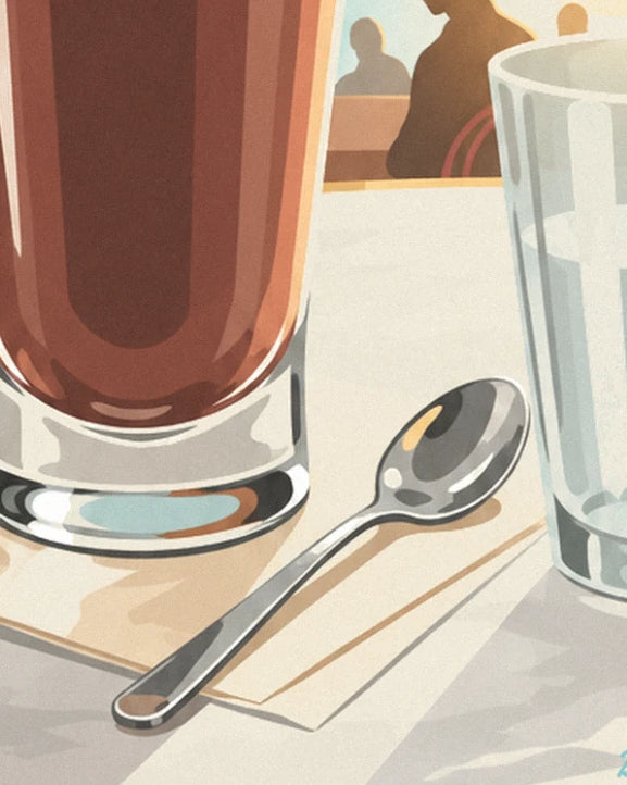 La petite cuillère en métal posée sur la nappe, entre le verre de café et le verre d'eau