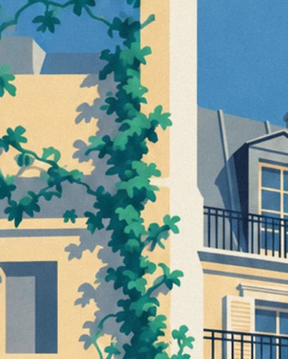Le lierre vert qui grimpe le long de la façade crème, sous un balcon en fer forgé