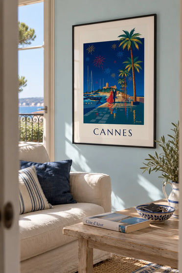 Poster Paar unter den Palmen von Cannes an einem Abend mit Feuerwerk: gerahmt an der Wand