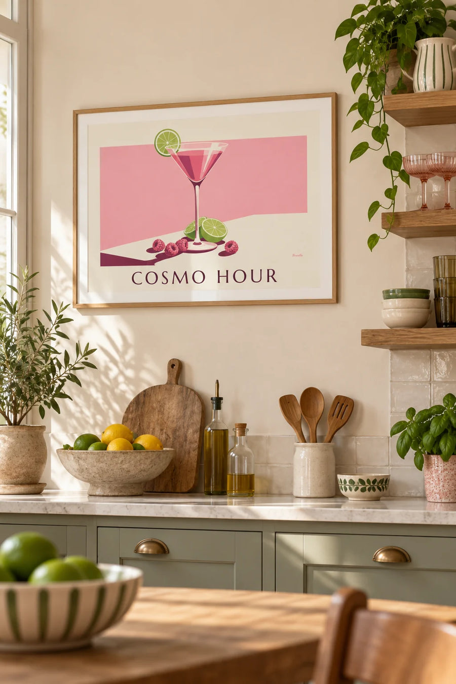 Poster Cosmopolitan-Cocktail mit Himbeere und Limette: gerahmt an der Wand
