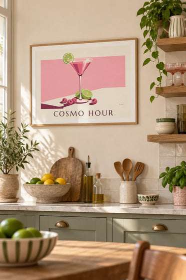 Poster Cosmopolitan-Cocktail mit Himbeere und Limette: gerahmt an der Wand