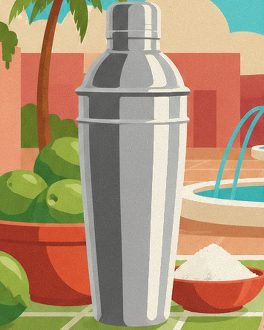 Le shaker argenté près des citrons verts et du bol de sel, avec la fontaine en fond