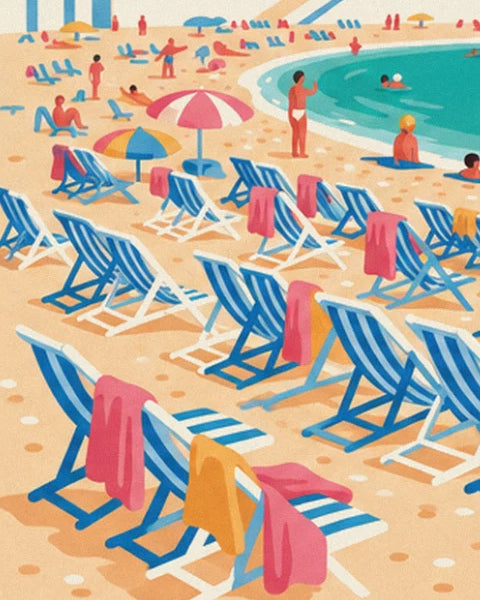 Les rangées de transats rayés bleu et blanc, avec leurs serviettes roses et jaunes sur la plage