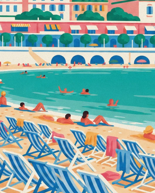 Des baigneurs allongés sur le sable face à la mer, devant les arcades bleues de la promenade
