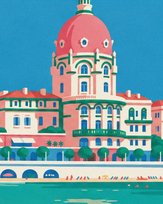 Le grand hôtel rose à coupole, ses balcons verts et sa rangée d'arbres, face à la mer