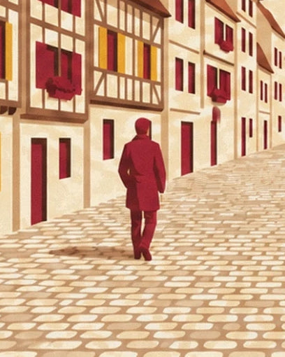 Un promeneur de dos en manteau bordeaux dans la rue pavée bordée de maisons