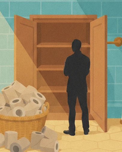 Un personnage de dos devant une armoire vide et un panier débordant de rouleaux