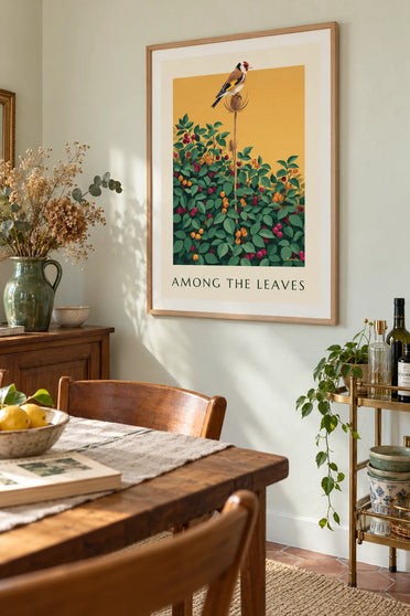 Poster Distelfink auf einer Karde über den Beeren: gerahmt an der Wand