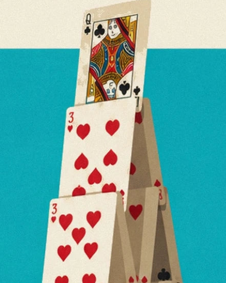 Une dame de trèfle au sommet du château de cartes sur fond turquoise