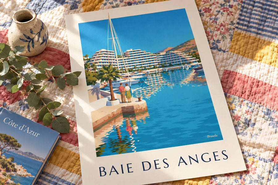 Affiche marina Baie des Anges à Villeneuve-Loubet : posée sur une table