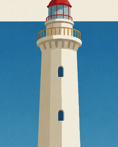Ein weißer Leuchtturm mit blauen Fenstern, gekrönt von einer roten Laterne und einem goldenen Balkon