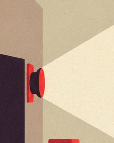 Das rot-schwarze Objektiv des Projektors und sein heller Lichtstrahl an der Wohnzimmerwand