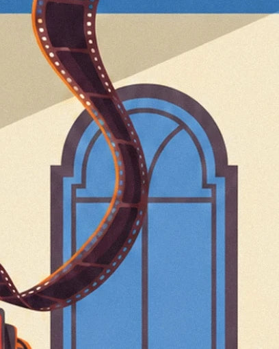 Der braune Filmstreifen, in einer Kurve abgerollt, vor einem blauen Rundbogenfenster