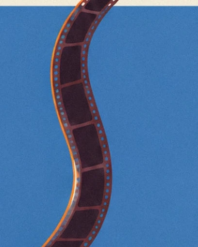 Der braune Filmstreifen mit perforierten Rändern, in einer Kurve vor blauem Hintergrund abgerollt