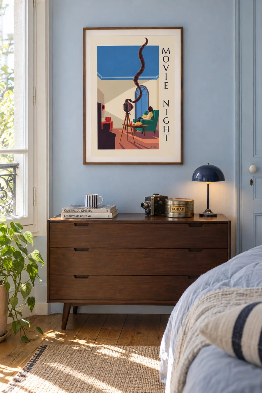 Poster Kinoabend, Kamera und abgerollter Film im Wohnzimmer: gerahmt an der Wand