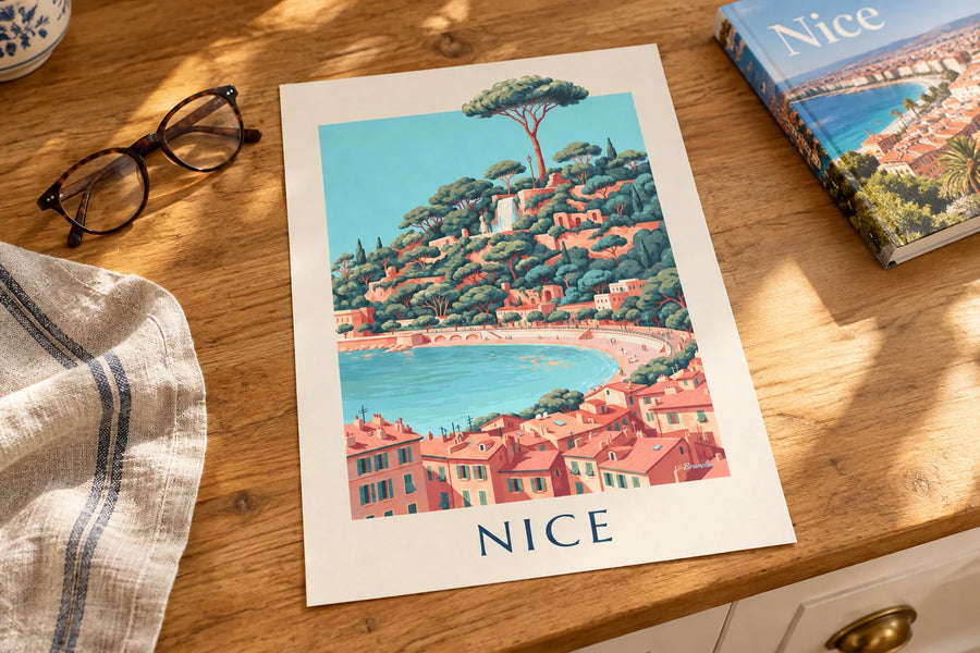 Poster Wasserfall am Schlossberg und Engelsbucht in Nizza: auf einem Tisch