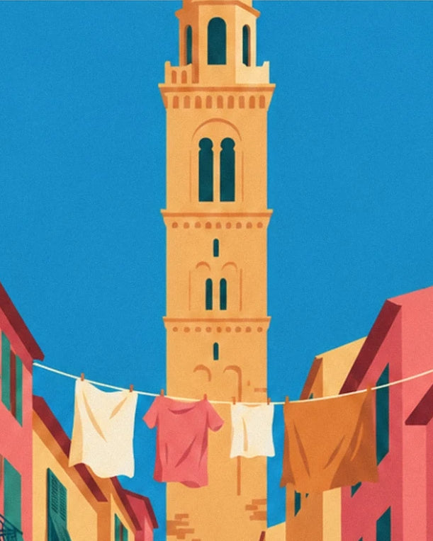 Le clocher ocre sur le ciel bleu, derrière une corde de linge coloré