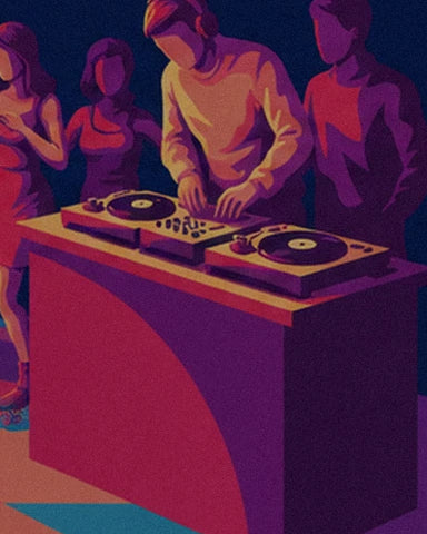 Le DJ en pull jaune aux 2 platines, derrière son pupitre rose et violet