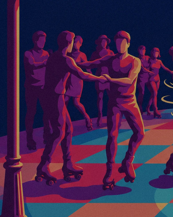 Le duo de patineurs en violet, les mains jointes sur la piste disco multicolore