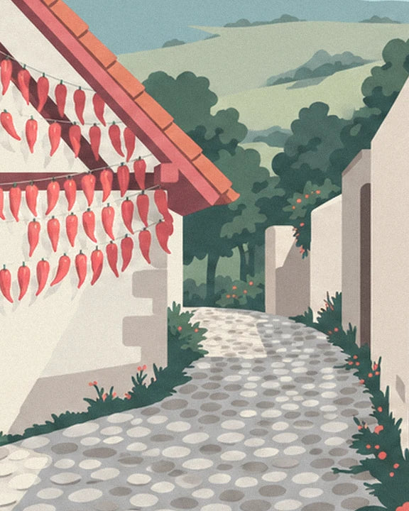 La ruelle pavée entre les murs blancs, piments séchés sous le toit de tuiles