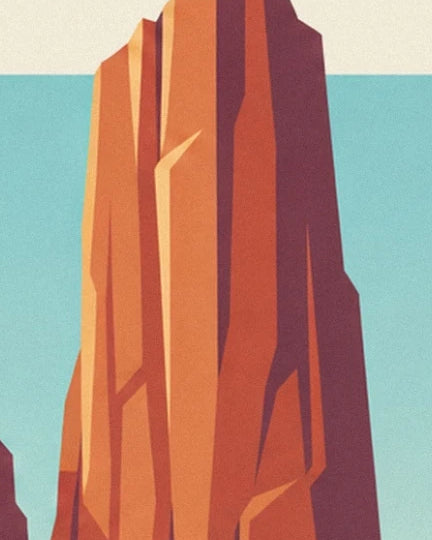 Une haute aiguille rocheuse orange aux parois striées d’ombres pourpres