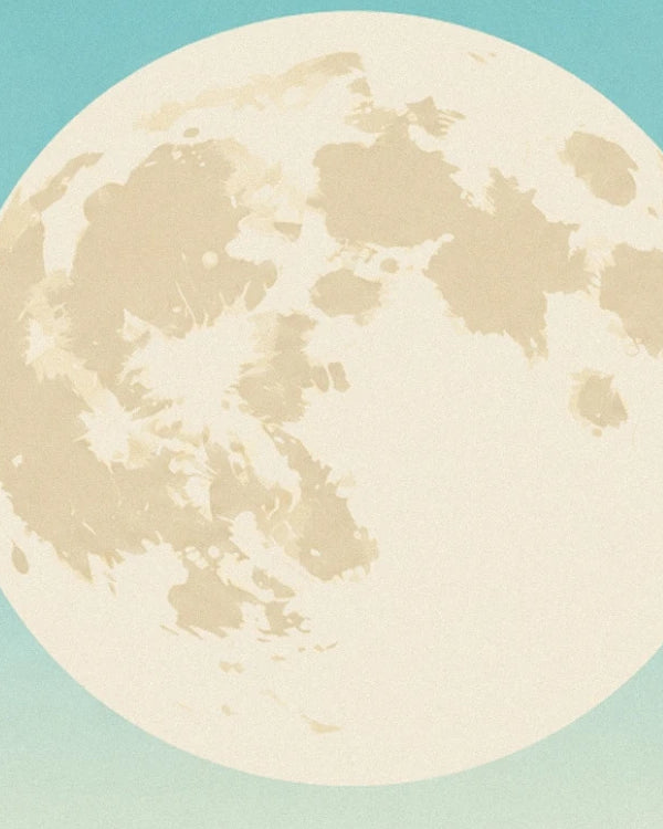 Une lune géante aux cratères crème et beige sur un ciel turquoise