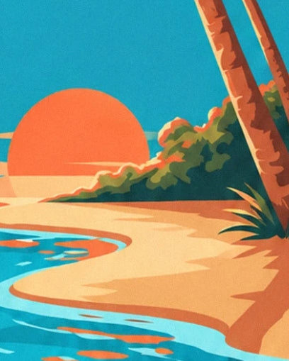Le soleil orange au couchant devant une plage dorée bordée de palmiers