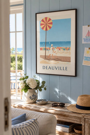 Poster Mutter und kleines Mädchen auf den Planches von Deauville: gerahmt an der Wand