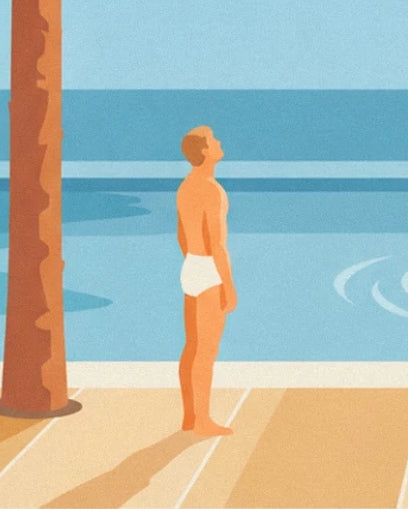 Un homme en maillot blanc au bord de la piscine bleue, près d’un tronc de palmier