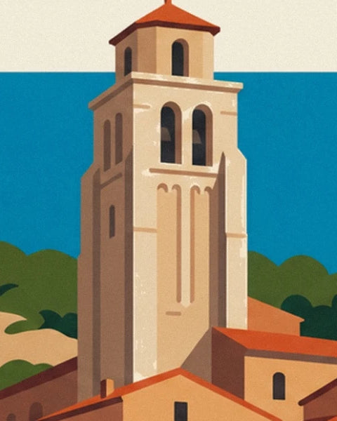 Der romanische Glockenturm mit Bogenöffnungen über den orangefarbenen Dächern des Dorfes