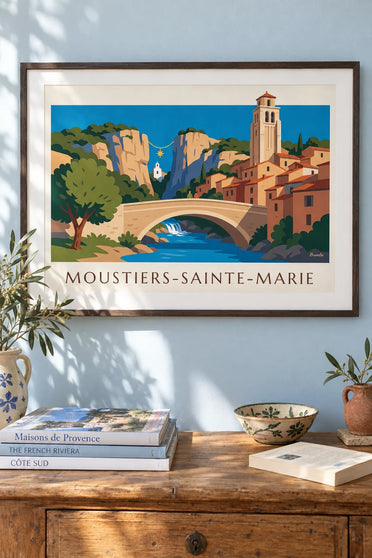 Poster des Dorfes Moustiers-Sainte-Marie mit romanischem Glockenturm: gerahmt an der Wand