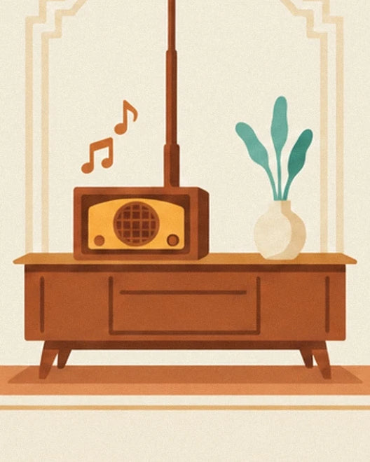 Le poste de radio en bois sur un buffet, près d’un vase aux feuilles vertes