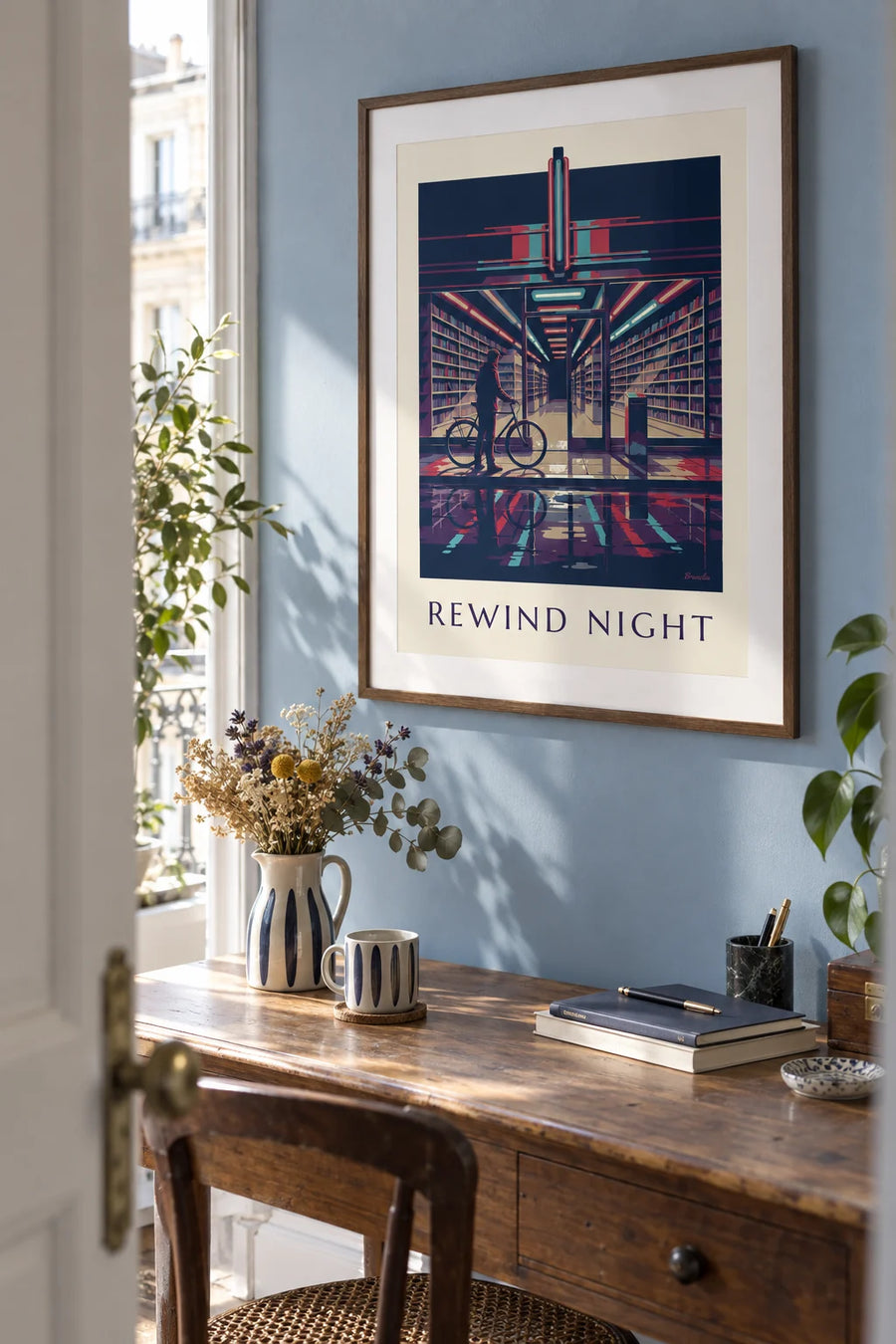 Affiche vidéoclub et rayons de cassettes VHS aux néons la nuit : encadrée au mur