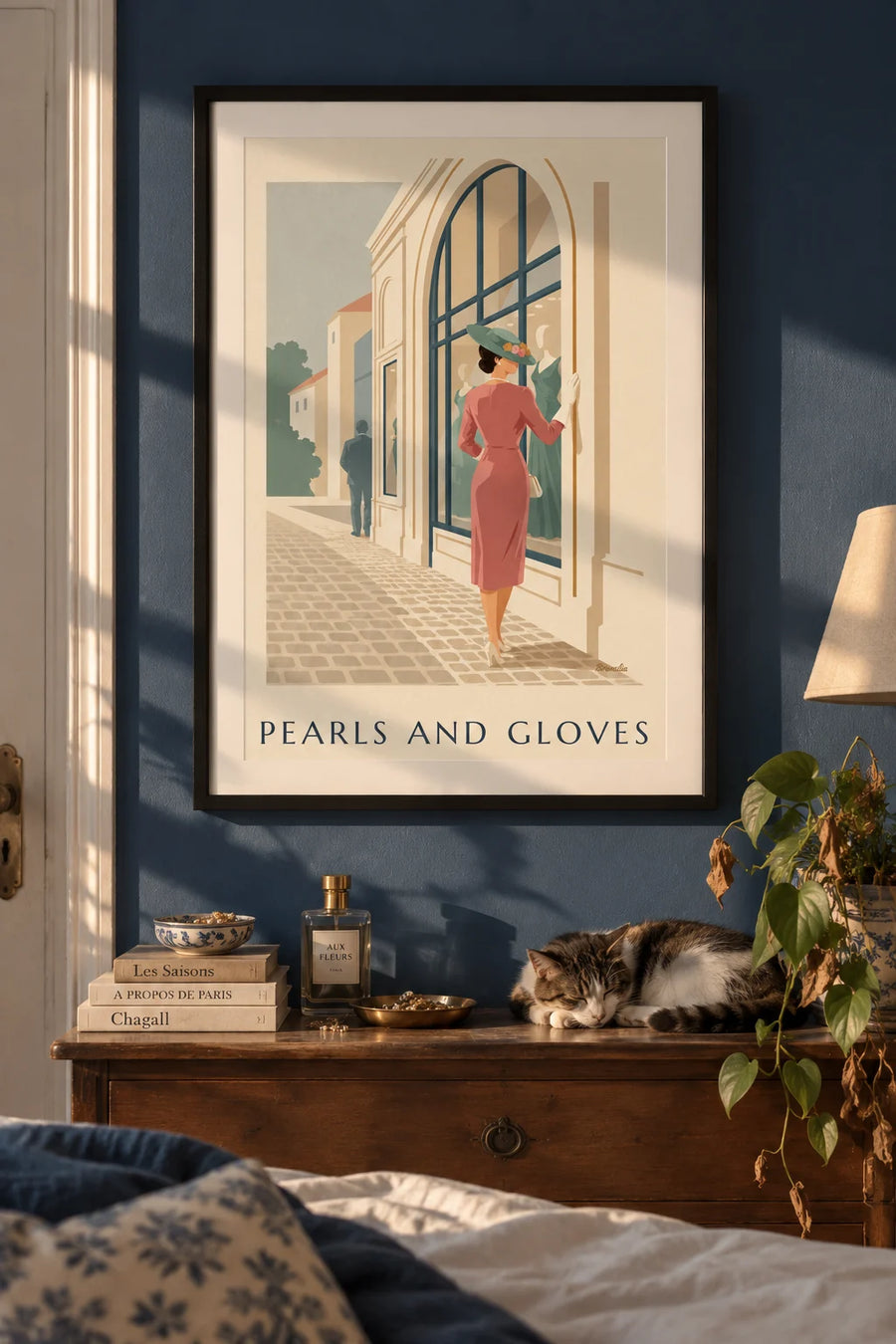 Affiche femme au chapeau fleuri, gants longs et perles : encadrée au mur