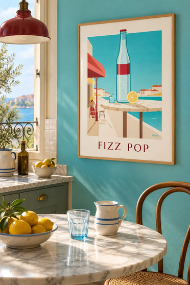 Poster mit sprudelnder Limonadenflasche mit Eiswürfeln und Zitrone: gerahmt an der Wand