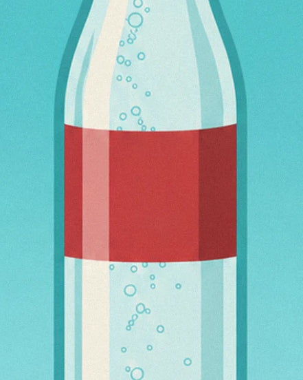 Die Flasche mit feinen Bläschen und einem breiten roten Etikett vor türkisem Hintergrund
