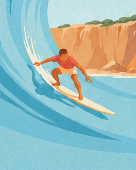 Le surfeur en tee-shirt rouge sur sa planche claire, au creux de la vague turquoise