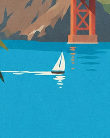 Un voilier blanc sur l’eau turquoise, au pied du Golden Gate et des falaises