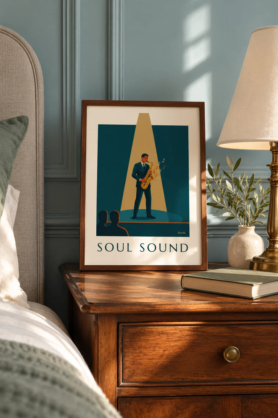 Affiche saxophone doré sous un faisceau de lumière jazz : petit format A4 encadré