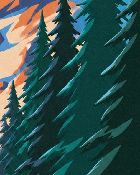 Les sapins vert sombre aux branches turquoise devant la montagne orangée