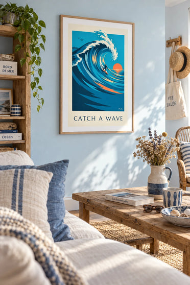Poster Surfer reitet bei Sonnenuntergang auf einer großen Welle: gerahmt an der Wand