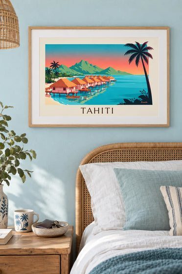 Poster Bungalows auf Stelzen in Tahiti bei Sonnenuntergang: gerahmt an der Wand